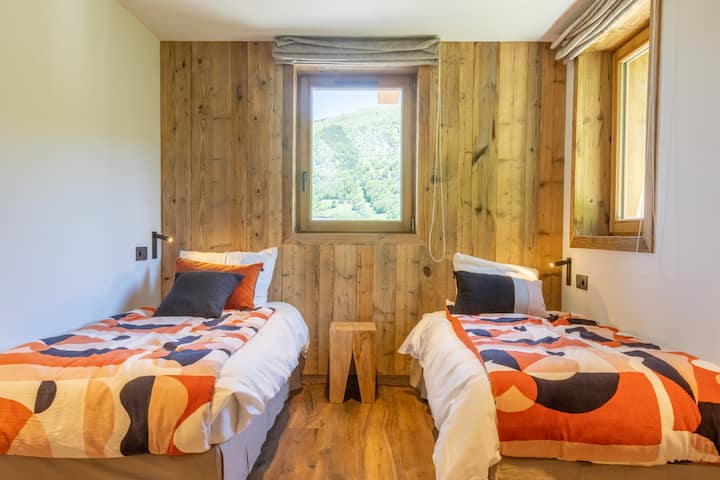 Двокреветна соба со телевизор