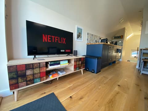 Top Airbnb: The Nook - Castle Views! Cosy 1 Bed with Parking in Isle Of Wight