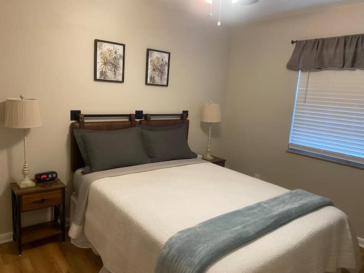 chumba cha wageni kilicho na kitanda cha malkia, godoro lililoboreshwa na runinga janja