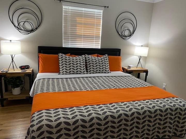 Chumba kikuu cha kulala kilicho na kitanda cha mfalme, runinga janja, bafu la ndani, na godoro lililoboreshwa