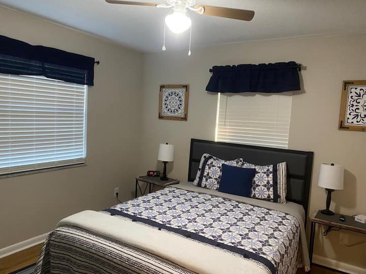 Chumba cha wageni kilicho na kitanda cha malkia, godoro lililoboreshwa na runinga janja