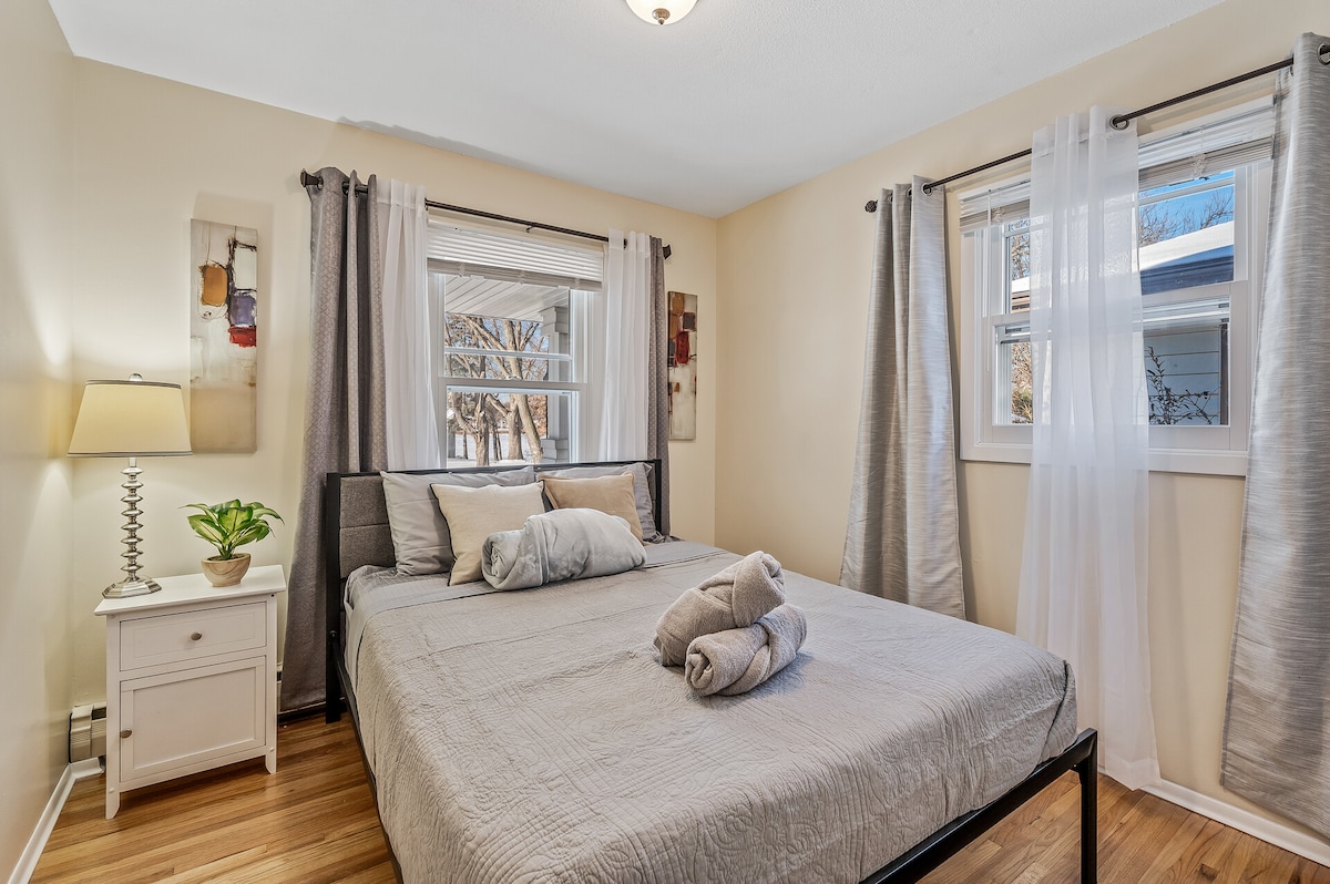 غرفة النوم 3 -  أعلى السلم - سرير كوين 