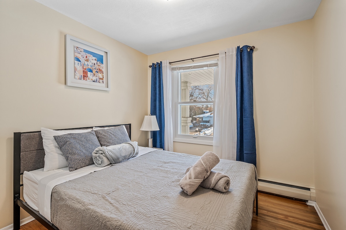 غرفة النوم 2 -  أعلى السلم - سرير كوين 