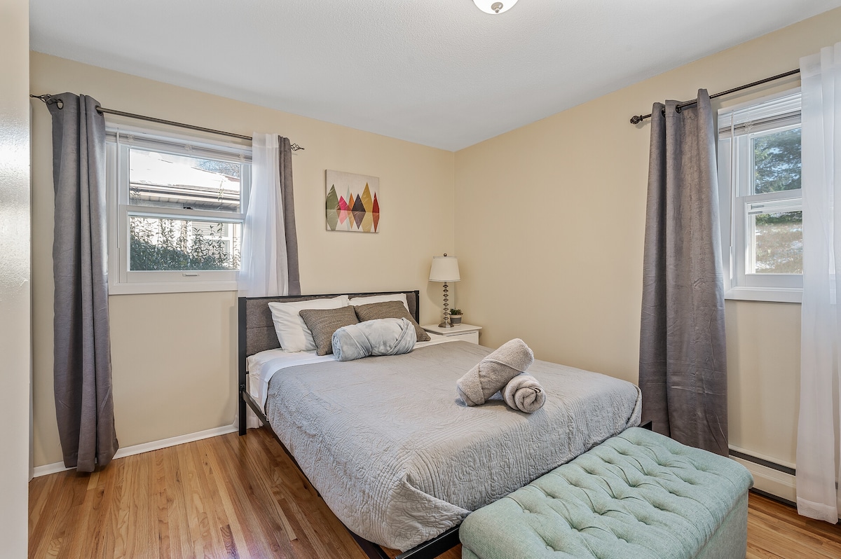 غرفة نوم 1- أعلى الدرج - سرير بحجم كبير بمقعد