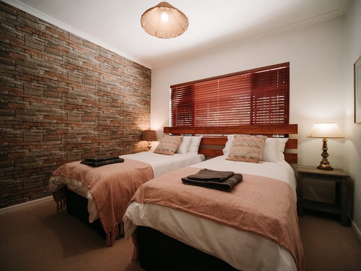 ห้องนอนชั้นล่างมีเตียงเดี่ยวความยาวพิเศษ 2 เตียงซึ่งสามารถดันเข้าด้วยกันได้ (แต่ไม่ใช่ห้องเดียว)