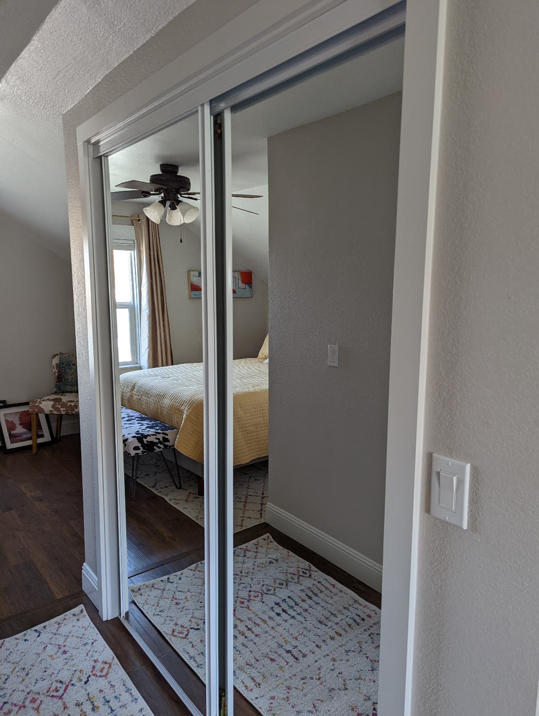 Elegante armario de puertas correderas de vidrio