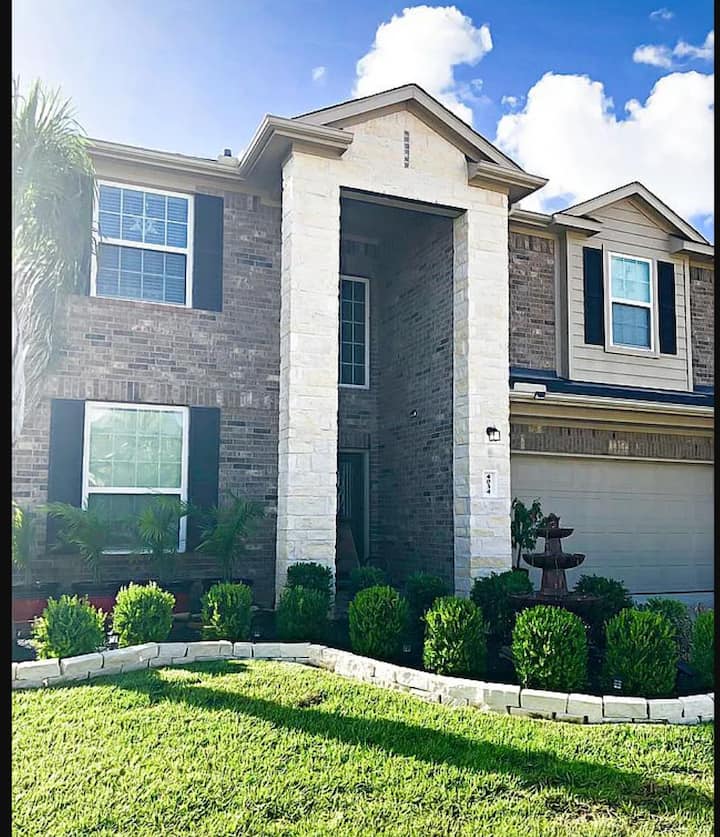 Immaculate Spacious 5br Water Front Home. - Missouri City, TX
