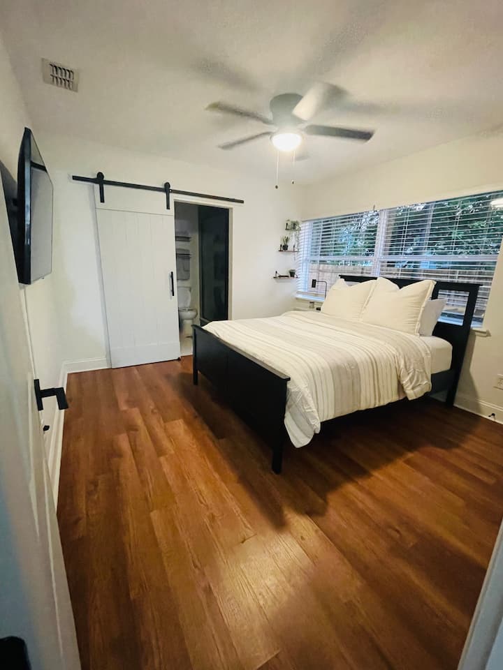 غرفة نوم رئيسية بحمام داخلي وأطنان من مساحة الخزانة!