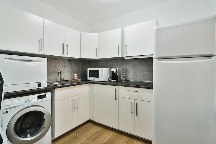 Central 3 Br Flat With Free Parking - Varna