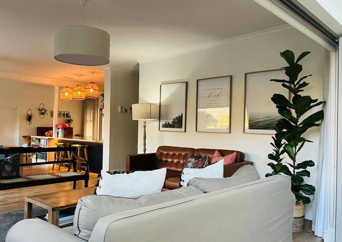 Mountain view 4-bedroom home close to wine farms. gallery image 5