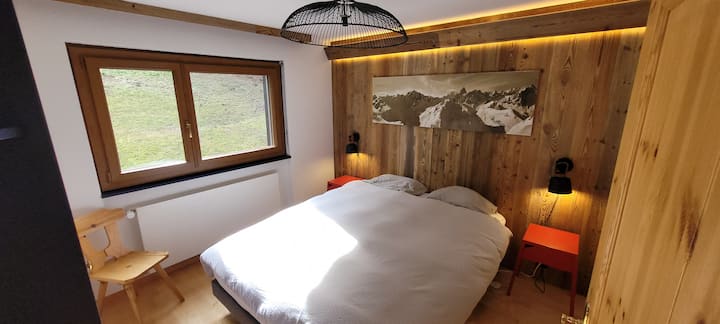 غرفة النوم الرئيسية. 160 X 210 سرير. قصر بوكس سبرينغ (فراش كومتات).