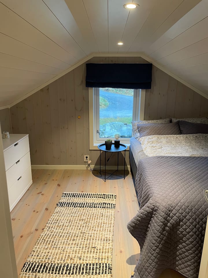 Soverom 4 med dobbeltseng, kan gjøres om til 2 enkeltsenger ved behov