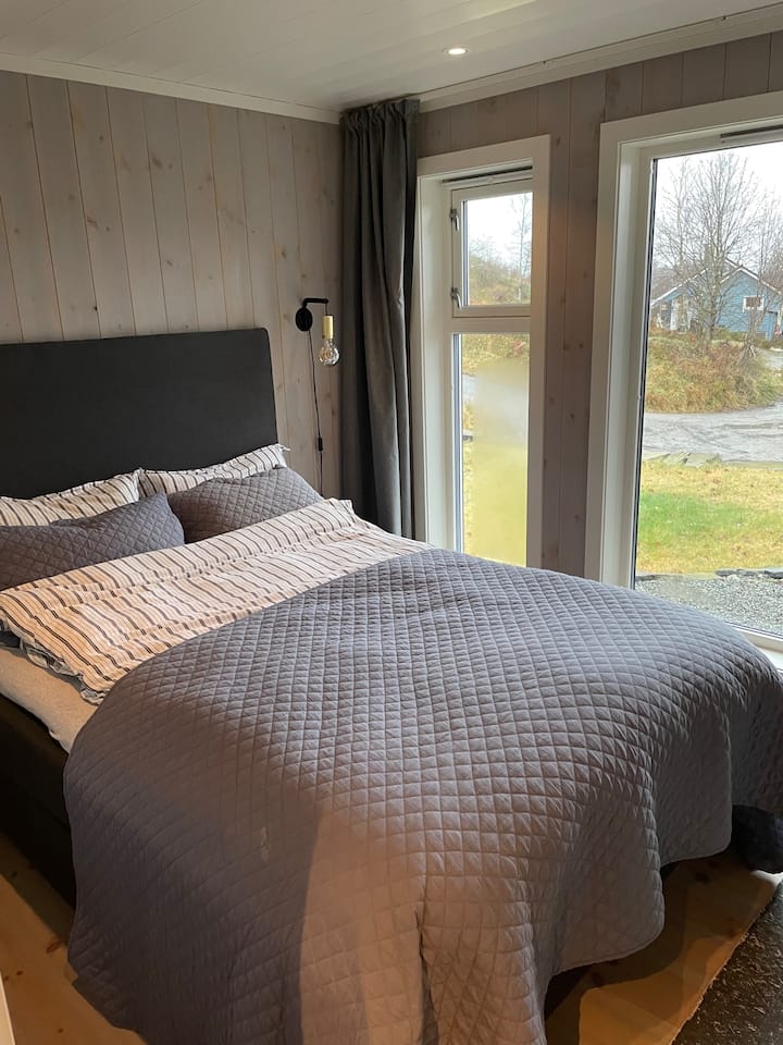 Საძინებელი 1 ორადგილიანი საწოლით , ზღვის შესანიშნავი ხედით