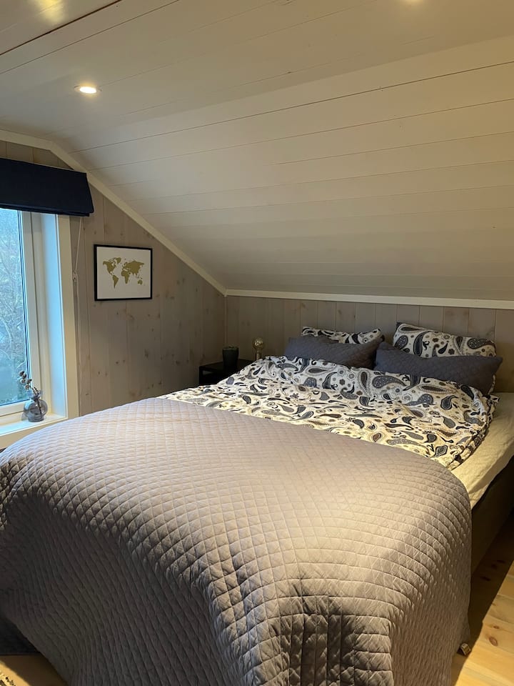 Მე-3 საძინებელი ორადგილიანი საწოლით, საჭიროებისამებრ, შესაძლებელია 2 ერთადგილიან საწოლად გადაკეთება