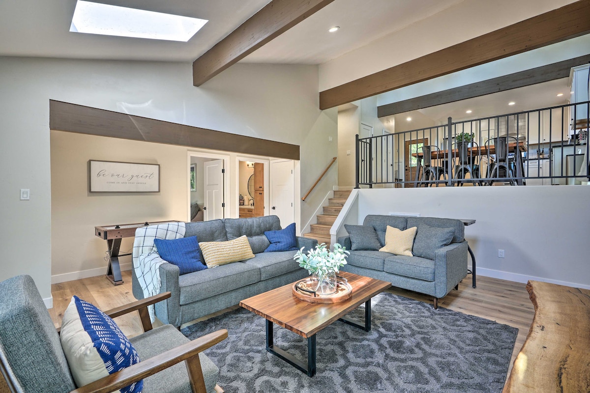 Kaa kwenye moto ukiwa na familia na marafiki na ucheze michezo ya ubao, foosball, au utazame filamu kwenye Netflix katika sebule yetu iliyo wazi.