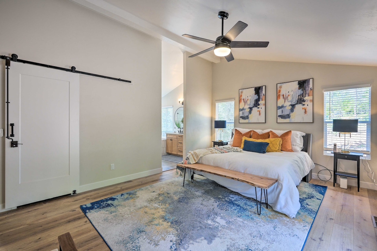 Chumba kikubwa cha kulala kilicho na kitanda cha mfalme, kabati, runinga janja, na chumba cha kuogea na beseni la kuogea