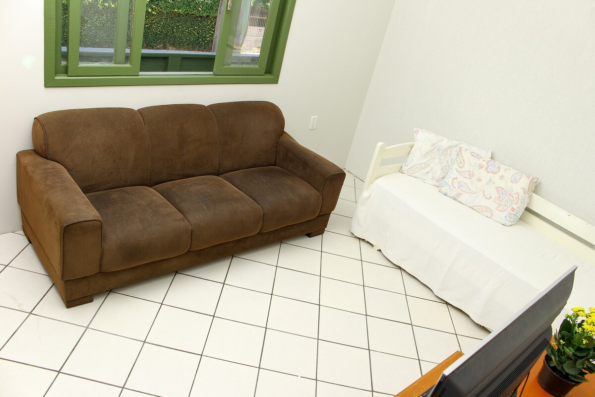 סלון עם מיטת קומותיים 