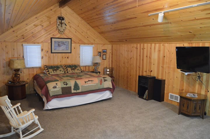 Მთავარი საძინებელი უზარმაზარია დიდი სივრცით, რომ კომფორტულად დაისვენოთ დიდი ზომის საწოლში.