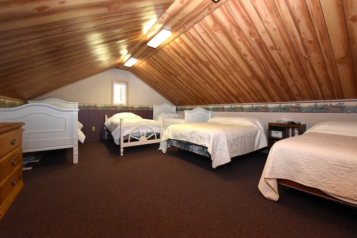 Ორსართულიან ნომერში დგას 2 სრული საწოლი და 2 ერთადგილიანი საწოლი.