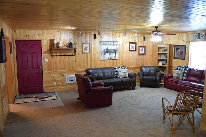 Ფართო საცხოვრებელი სივრცე უზრუნველყოფს კომფორტულ ადგილს ყველასთვის სასაუბროდ ან კომფორტული ადგილის დასათვალიერებლად.