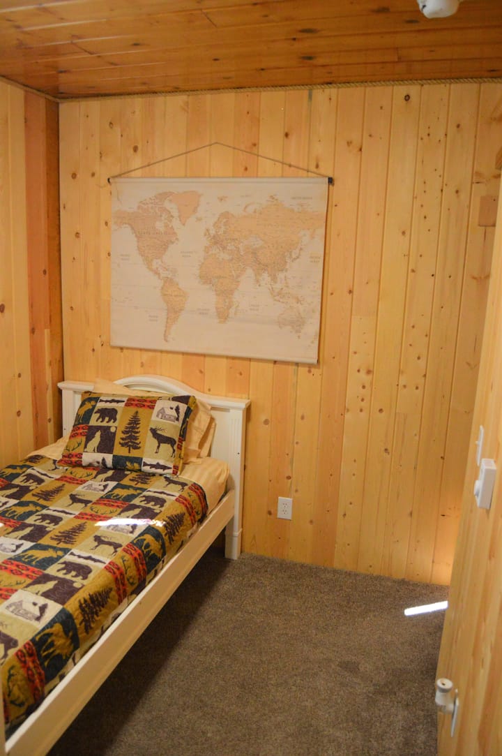 Მყუდრო ცალკე საძინებელი ტყუპი საწოლით.