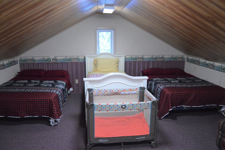 Ორსართულიან ოთახს ასევე აქვს სურვილისამებრ შეკვრა და თამაში ჩვილებისთვის.