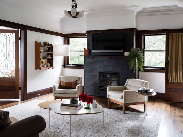 Forest edge 3-bedroom home with fireplace & garden