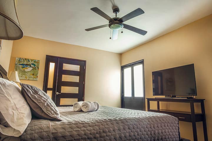 Recámara principal con cama king size