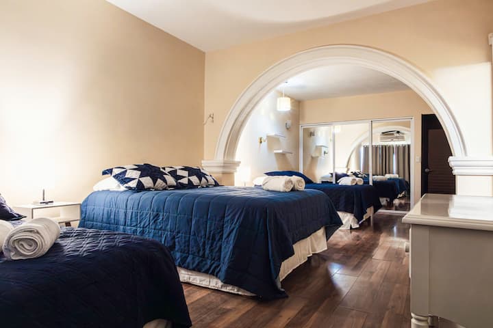 Recámara 3 con dos camas queen size y una cama matrimonial