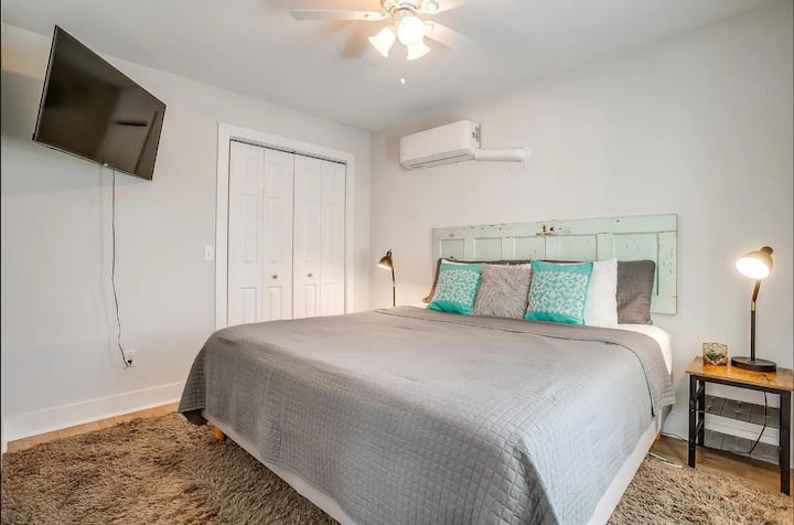 Отпуснете се в голямото двойно легло. В гардероба ще намерите кошара за игра, ютия, дъска за гладене и допълнително спално бельо и възглавници за всекидневната, сгънете дивана.