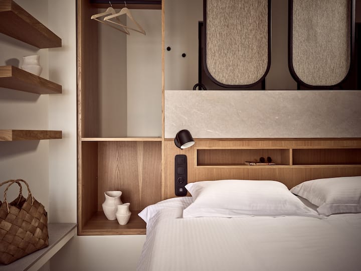 Nuestra decoración se caracteriza por la paleta terrenal de la isla. La arquitectura contemporánea de Yoma Cove Suites, construida en 2022, se equilibra con la sencillez y la tradición arquitectónica de Zante en perfecta armonía. 