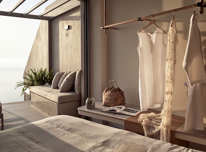 Tu suite superior cuenta con una percha de madera para que coloques cómodamente tu ropa justo al lado de tu cama.
