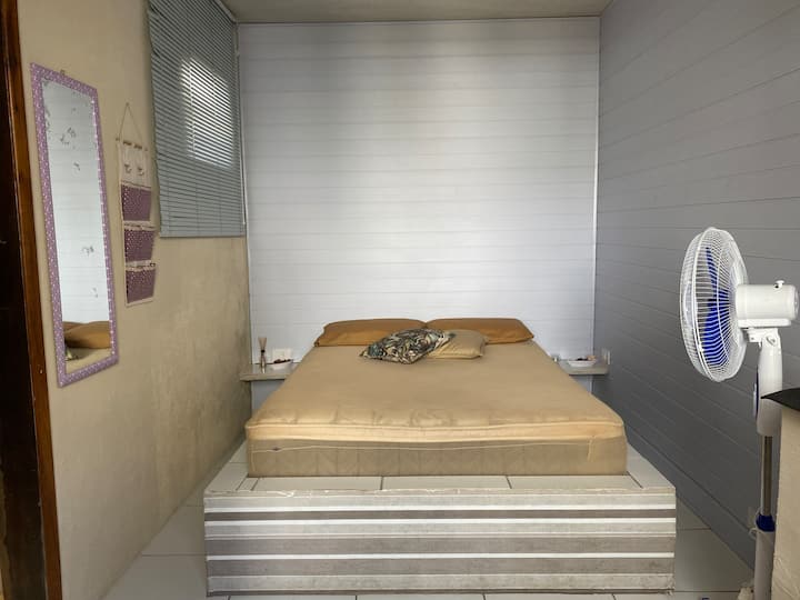 Dormitorio 4: suite con cama doble, con capacidad para un máximo de dos colchones individuales, en caso de que el huésped necesite acomodar niños. 