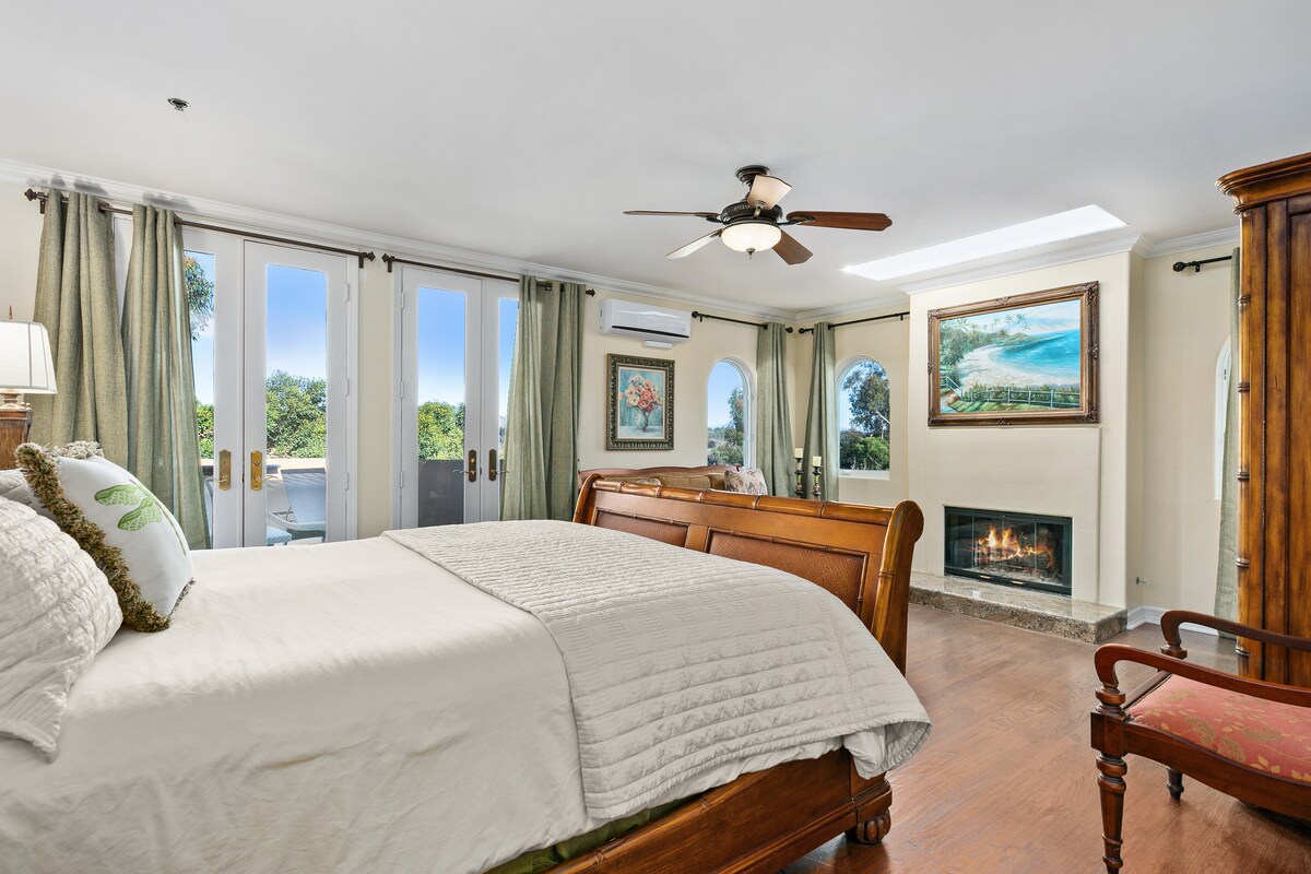 Ghorofa ya juu ya Cal King Master Suite.
Ufikiaji wa milango ya Kifaransa unaangalia roshani. Meko ya gesi ya kimapenzi. Vitambaa vya kifahari vya Kiitaliano na taulo za spa.