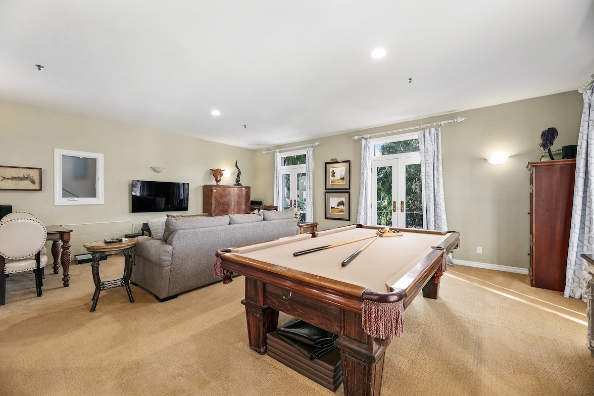 Chumba cha Mchezo kilicho na kitanda kipya cha sofa. Televisheni inayotiririka yenye sauti ya mzingo, Amazon Prime, Disney na Netflix imejumuishwa. 