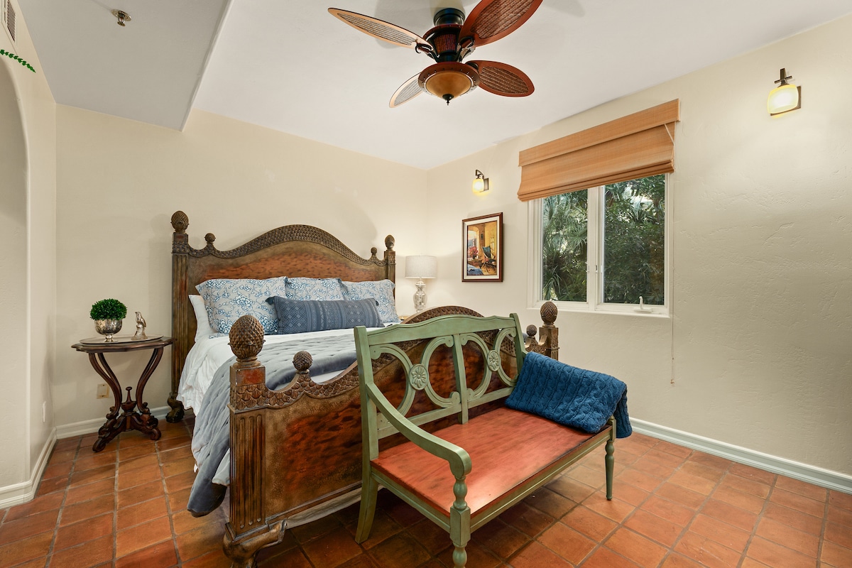 Ngazi kuu - Chumba cha kulala cha King
Bafu la chumba, ufikiaji wa bwawa. Milango ya Kifaransa kwenye ua wa chemchemi. Mashuka ya kifahari ya Kiitaliano na taulo za spa.