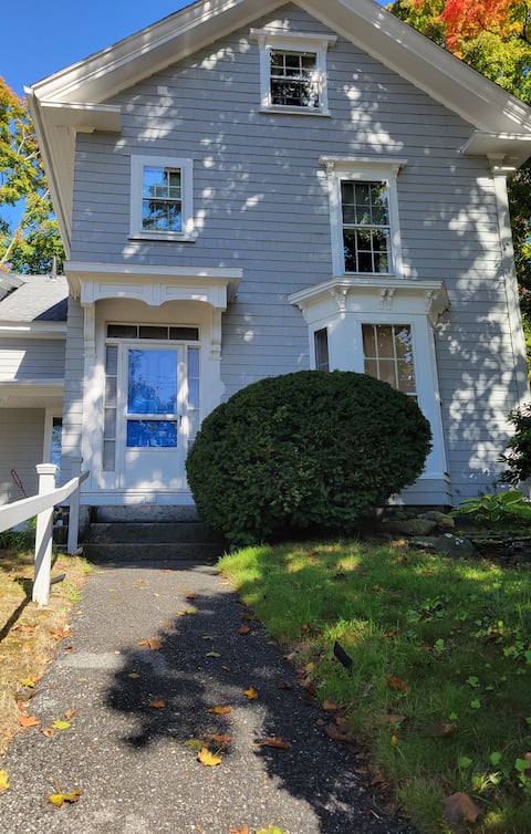 Lovely 2 bedroom apartment, easy access to Boston