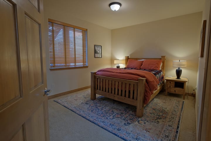 Насладете се на тих нощен сън в двойно легло с матрак с мемори пяна. 