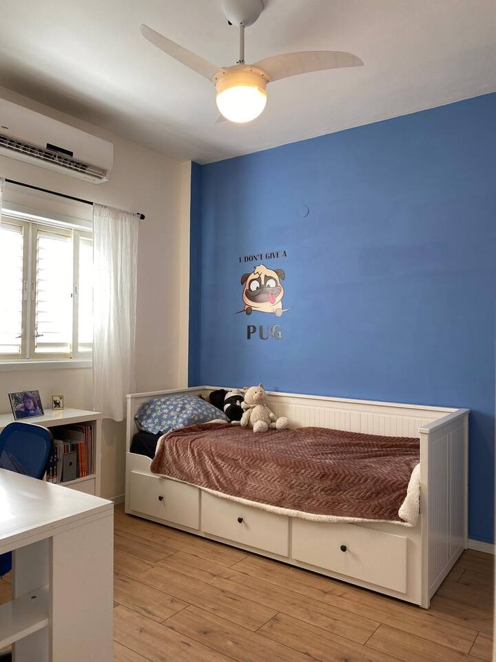 Spálňa 1 na prízemí s veľkou skriňou a pracovným stolom.
Všetky izby majú klimatizáciu + skrine na oblečenie. Táto izba má aj stropný ventilátor.