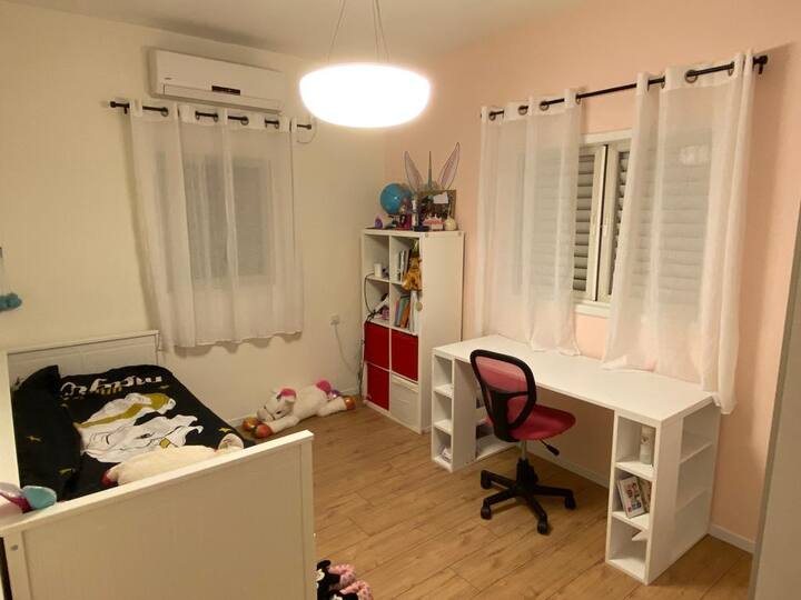 Spálňa 2 na prízemí. 
Posteľ sa dá rozložiť na dvojlôžko. 
Všetky izby majú klimatizáciu + skriňu na oblečenie