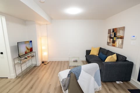 Successful Airbnb property: Modern, Brand new 1 Bedroom Guest Suite - Burnaby in Burnaby