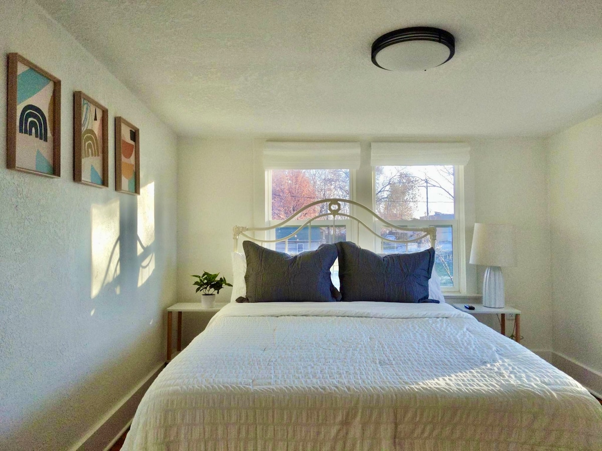 เตียงควีนไซส์ในห้องชั้นบน