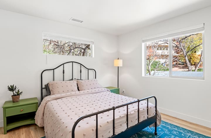 Tercer dormitorio con cama tamaño Queen.