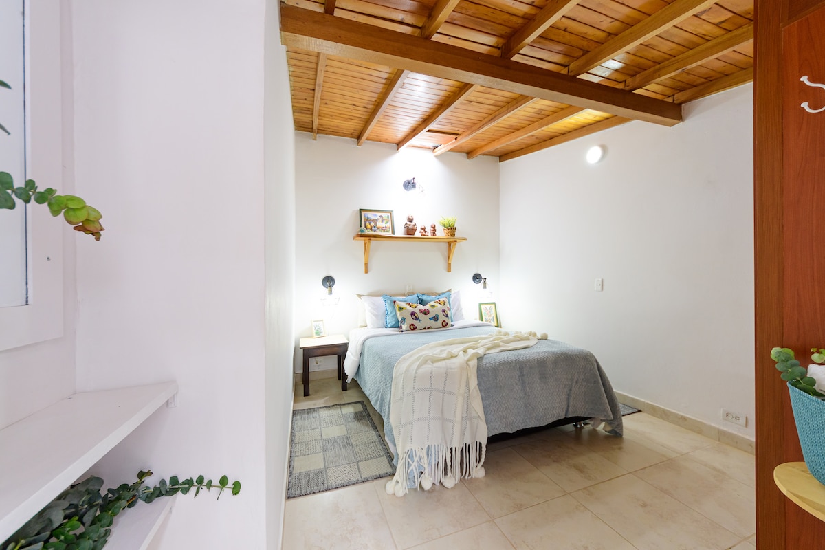 Dhoma e gjumit master shihet nga dera. 