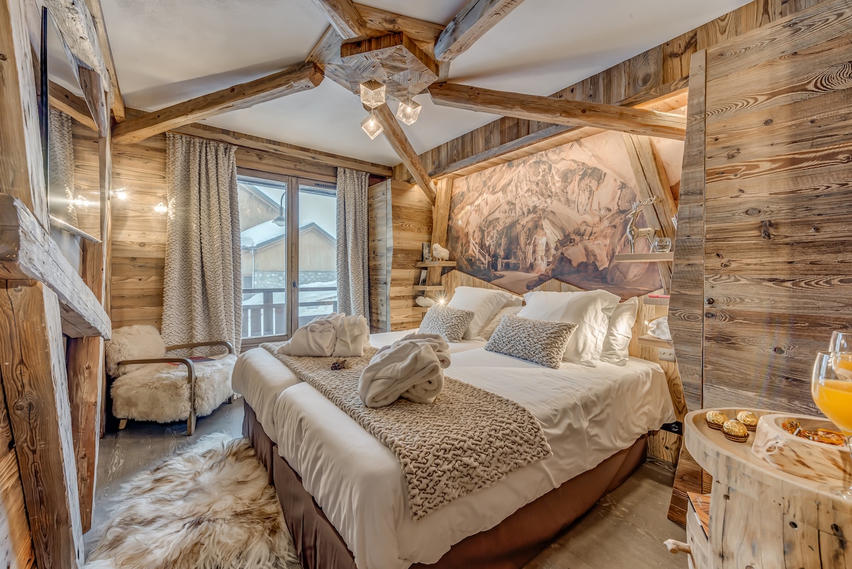 Suite Cueva del Yeti
Disfrute de una experiencia lujosa y hechizante. Esta habitación evoca el ambiente misterioso de la cueva del Yeti, con vigas en el techo, paredes incrustadas con piedras preciosas que centellean.. maravilla garantizada