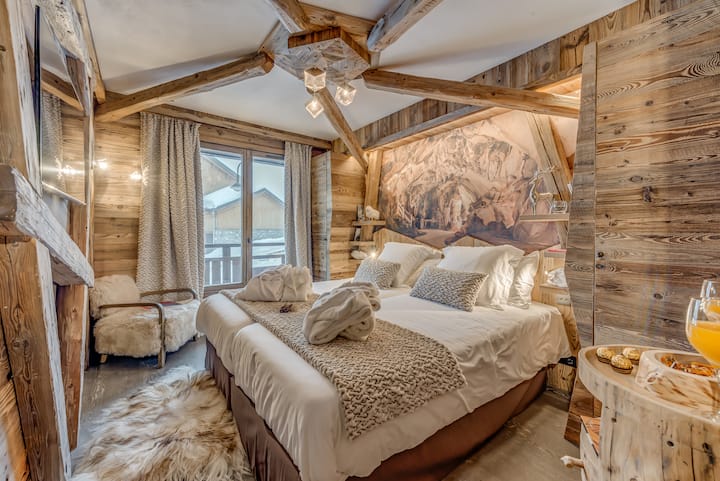 Suite Cueva del Yeti
Disfrute de una experiencia lujosa y hechizante. Esta habitación evoca el ambiente misterioso de la cueva del Yeti, con vigas en el techo, paredes incrustadas con piedras preciosas que centellean.. maravilla garantizada