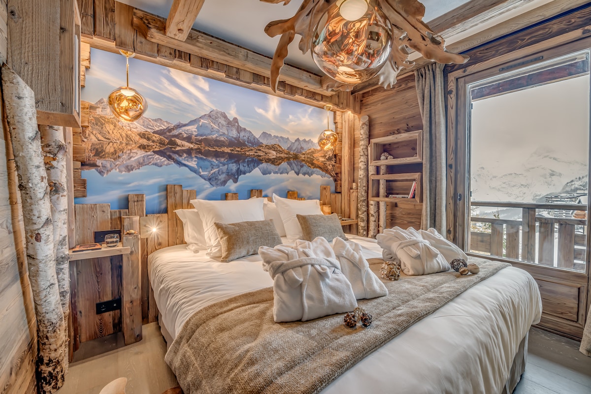 La habitación del lago de la montaña
Ofrece un ambiente excepcional. Una enorme raíz de teca suspendida del techo alberga una luminaria dorada en forma de gota. Cada detalle crea un ambiente cautivador donde la naturaleza y el lujo se mezclan armoniosamente.