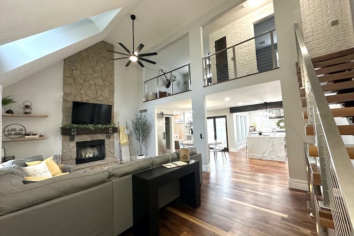 Cheerful 4 bedroom home w/ fireplace & game room