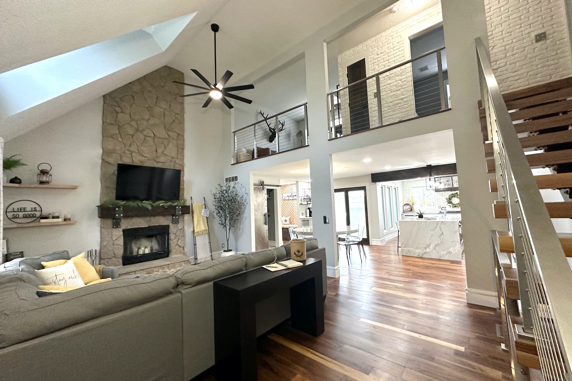 Cheerful 4 bedroom home w/ fireplace & game room