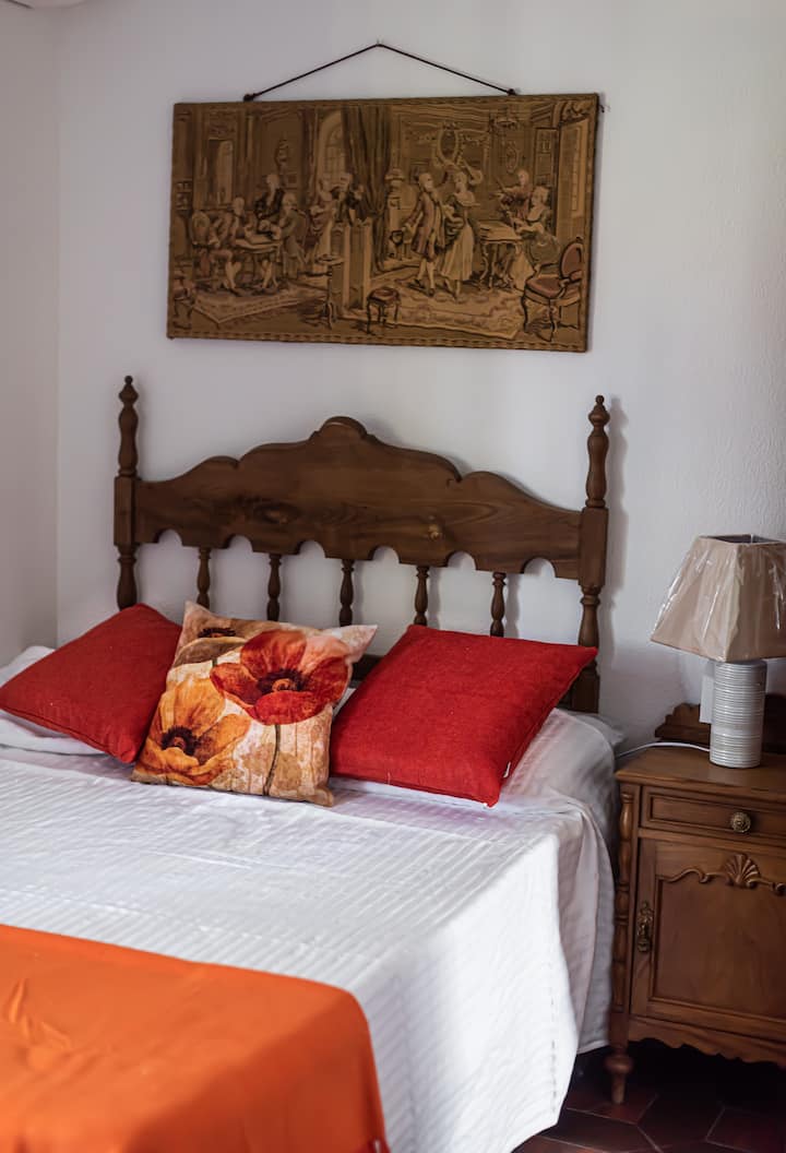 Chumba cha kulala 4, kilicho na kitanda maradufu, mtaro unaoangalia bwawa na bustani